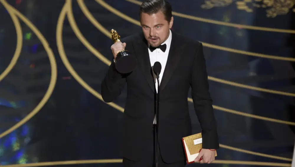 Leonardo DiCaprio junto a su Premio Oscar Leonardo DiCaprio junto a su Premio Oscar