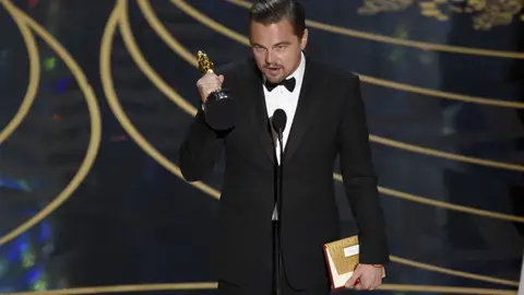 Leonardo DiCaprio junto a su Premio Oscar Leonardo DiCaprio junto a su Premio Oscar