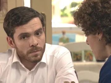 Benigna descubre a Toni y Pepa besándose Benigna descubre a Toni y Pepa besándose