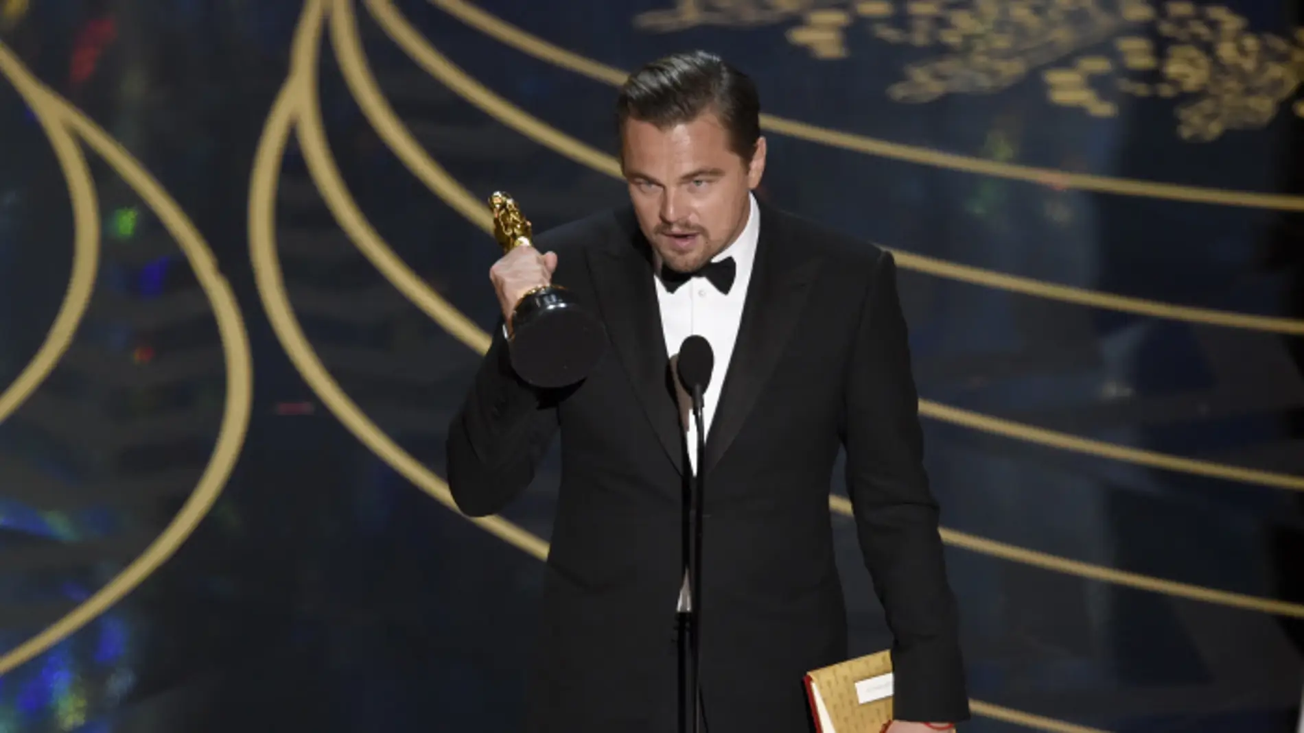 Leonardo DiCaprio junto a su Premio Oscar