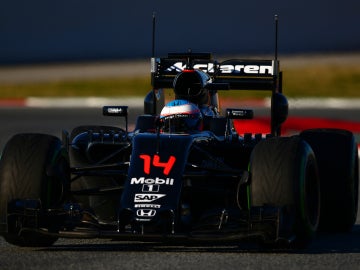 Fernando Alonso rueda en Barcelona durante los test de pretemporada