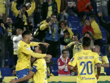 Tana celebra un de sus dos goles al Getafe Tana celebra un de sus dos goles al Getafe