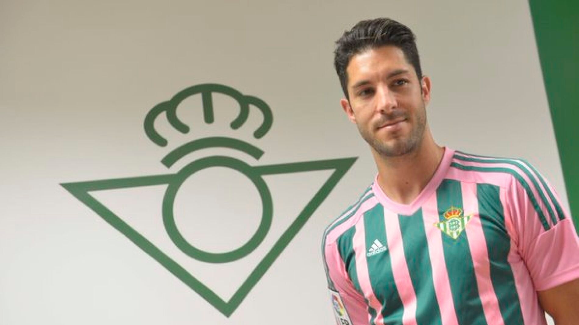 &Aacute;lvaro Cejudo, con la camiseta especial del Betis para celebrar la 'Semana de la Mujer B&eacute;tica'
