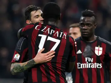 Alessio Romagnoli y Cristian Zapata celebran un gol ante la atenta mirada de Balotelli Alessio Romagnoli y Cristian Zapata celebran un gol ante la atenta mirada de Balotelli