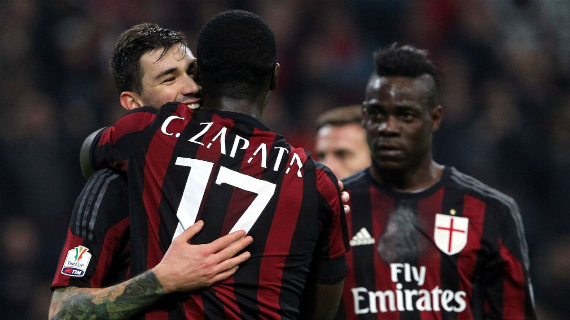 Alessio Romagnoli y Cristian Zapata celebran un gol ante la atenta mirada de Balotelli