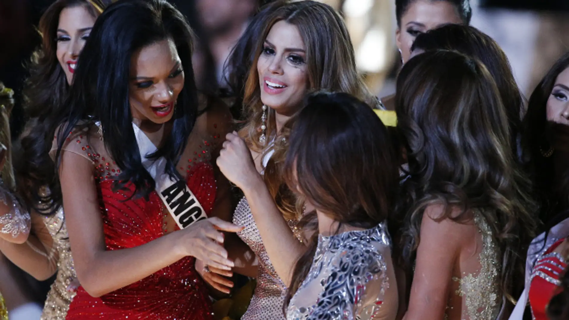 Ariadna Gutiérrez, en el centro de la imagen, tras su falta coronación