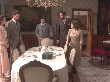 Los Santacruz reciben un regalo de Francisca Los Santacruz reciben un regalo de Francisca