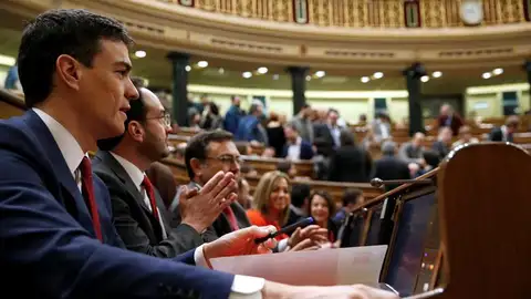 Pedro Sánchez en la segunda sesión del debate de investidura Pedro Sánchez en la segunda sesión del debate de investidura