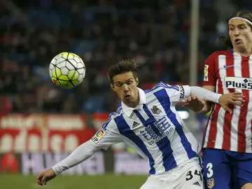 Eneko Capilla pelea por un balón con Filipe Luis Eneko Capilla pelea por un balón con Filipe Luis
