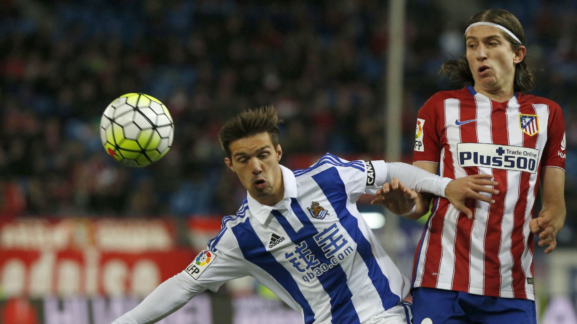 Eneko Capilla pelea por un bal&oacute;n con Filipe Luis