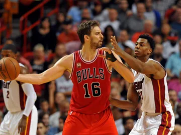 Pau Gasol busca el pase ante la defensa de Whiteside Pau Gasol busca el pase ante la defensa de Whiteside