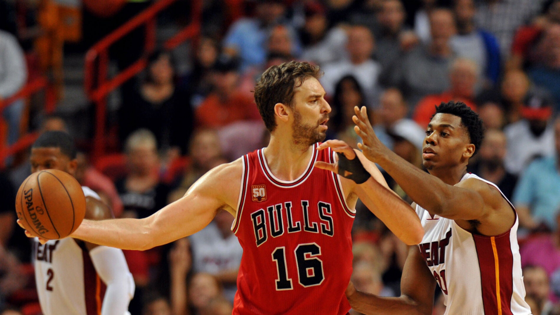 Pau Gasol busca el pase ante la defensa de Whiteside