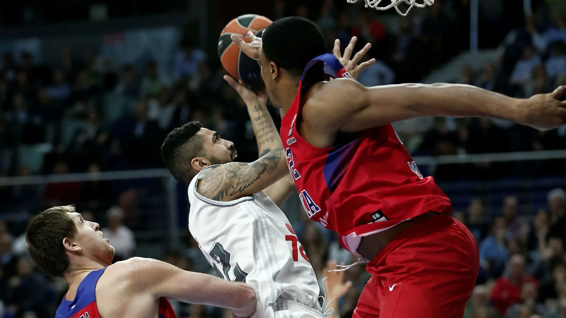 Augusto Cesar Lima trata de encestar ante la defensa rusa Augusto Cesar Lima trata de encestar ante la defensa rusa