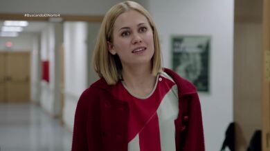 Ulrike readmite a Álex en la residencia