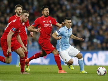 El Kun Agüero intenta zafarse de la defensa del Liverpool durante la final de la Capital One