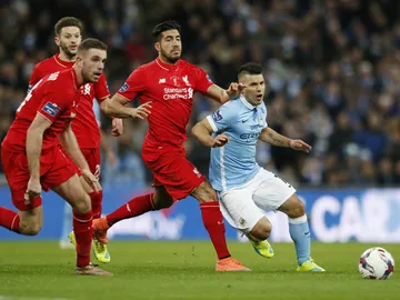 El Kun Agüero intenta zafarse de la defensa del Liverpool durante la final de la Capital One El Kun Agüero intenta zafarse de la defensa del Liverpool durante la final de la Capital One