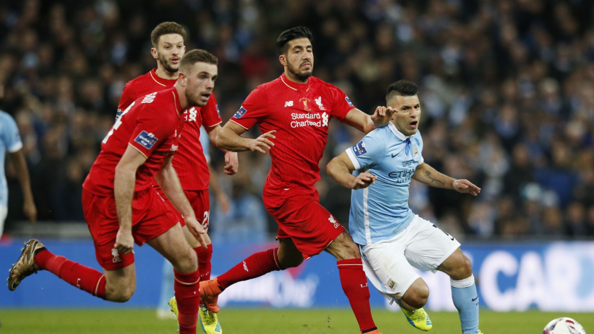 El Kun Ag&uuml;ero intenta zafarse de la defensa del Liverpool durante la final de la Capital One