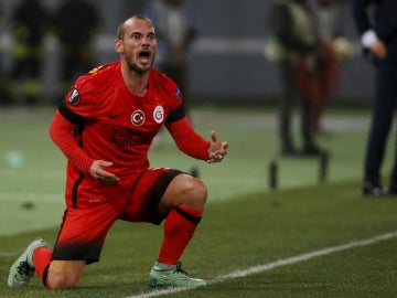 Wesley Sneijder protesta una acción durante un partido del Galatasaray