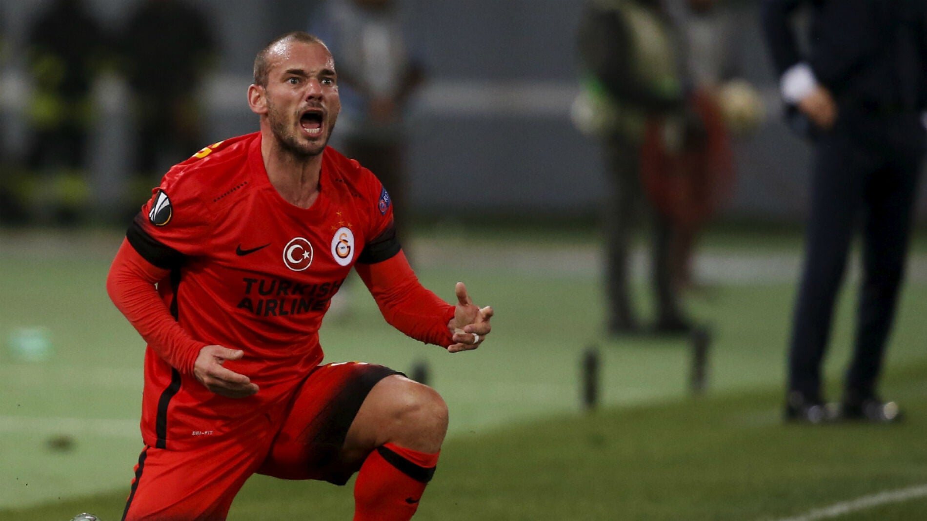 Wesley Sneijder protesta una acci&oacute;n durante un partido del Galatasaray