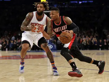 Damian Lillard entra a canasta ante la defensa de los Knicks Damian Lillard entra a canasta ante la defensa de los Knicks