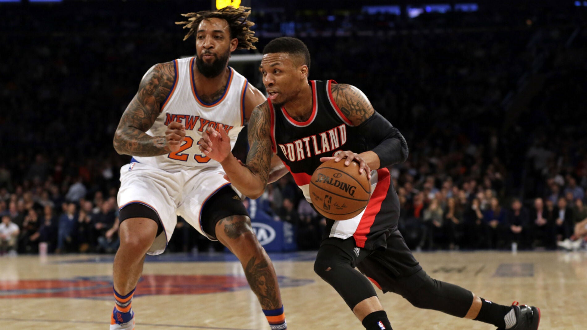 Damian Lillard entra a canasta ante la defensa de los Knicks