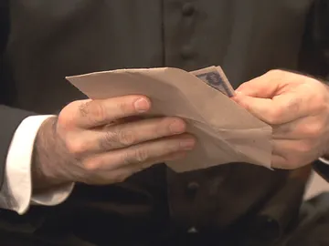 Francisca compra a Don Berengario con un donativo Francisca compra a Don Berengario con un donativo