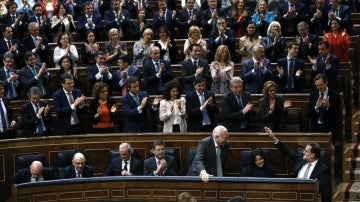 El grupo parlamentario popular aplaude al presidente del Gobierno en funciones, Mariano Rajoy