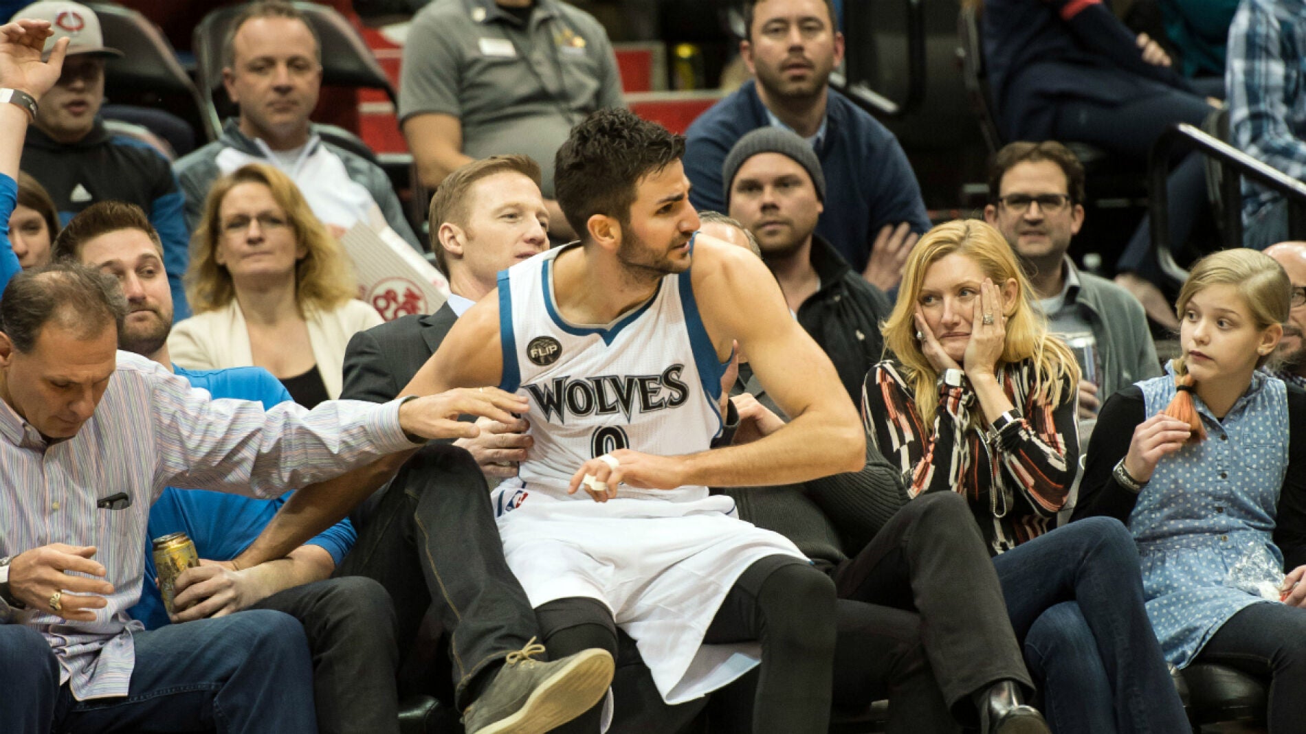 Ricky Rubio cae encima de unos aficionados durante el partido contra los Wizards