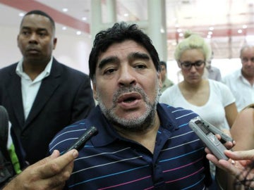 Maradona hablando para la prensa