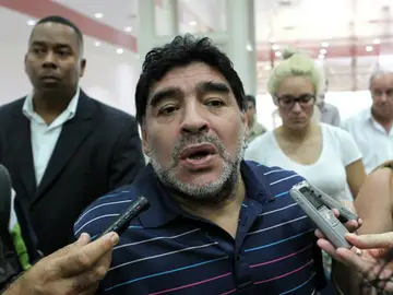 Maradona hablando para la prensa Maradona hablando para la prensa