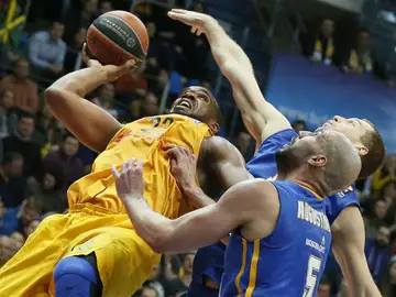 Samuels peleando por el rebote contra el Khimki Samuels peleando por el rebote contra el Khimki