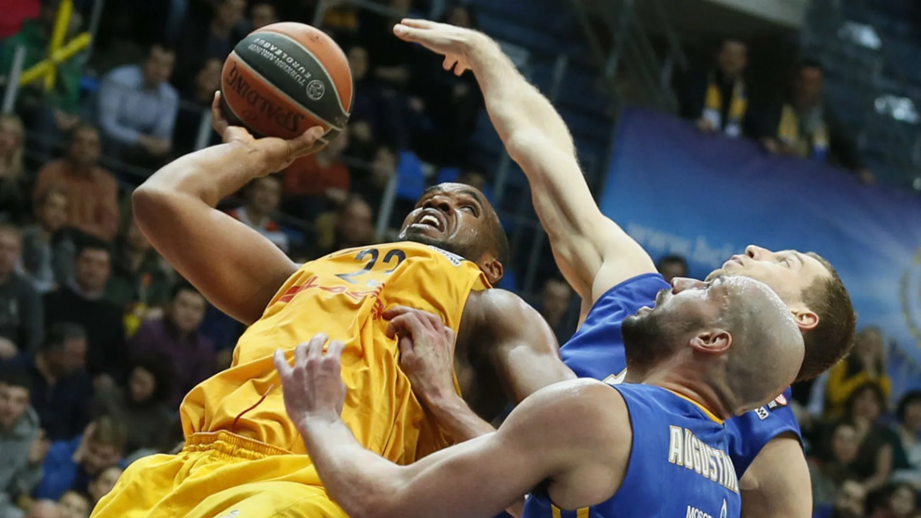 Samuels peleando por el rebote contra el Khimki Samuels peleando por el rebote contra el Khimki