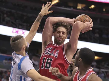 Pau Gasol captura un rebote durante el partido contra los Magic Pau Gasol captura un rebote durante el partido contra los Magic