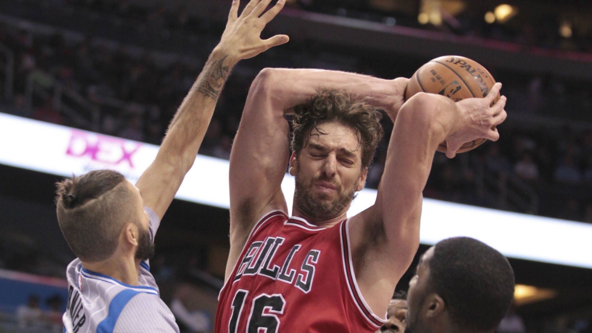 Pau Gasol captura un rebote durante el partido contra los Magic