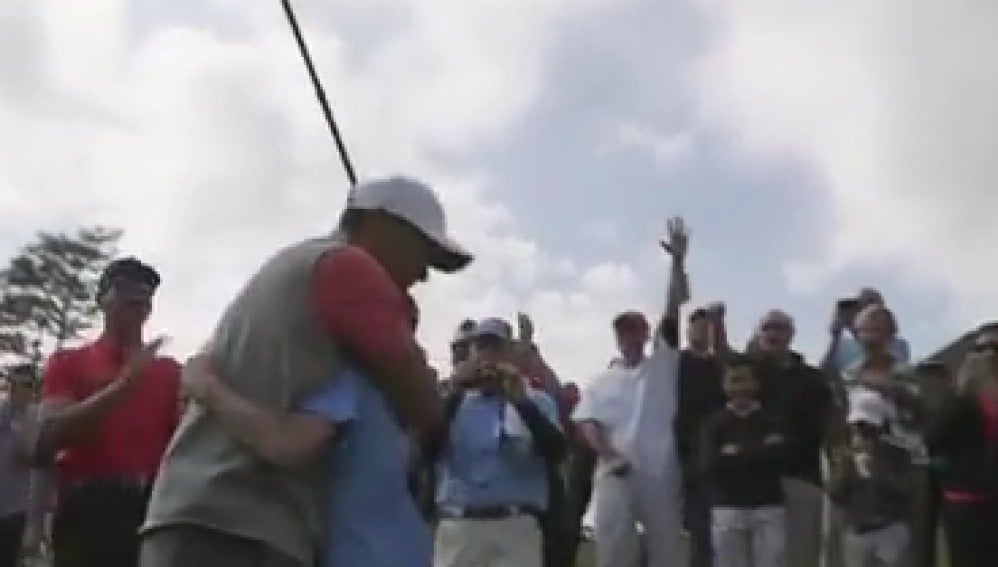 Tiger Woods abrazando al niño de 11 años que ejecuta un hoyo en uno