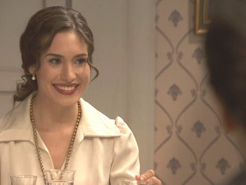 Beatriz le propone a Camila bajar juntas al pueblo