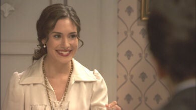 Beatriz le propone a Camila bajar al pueblo