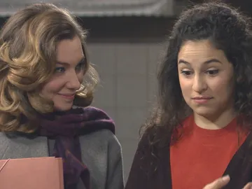 Carmen recibe la noticia de que Mariano es el responsable de su readmisión Carmen recibe la noticia de que Mariano es el responsable de su readmisión