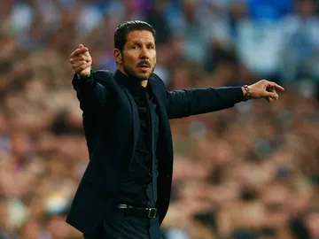 Simeone dirigiendo a su equipo durante un partido Simeone dirigiendo a su equipo durante un partido