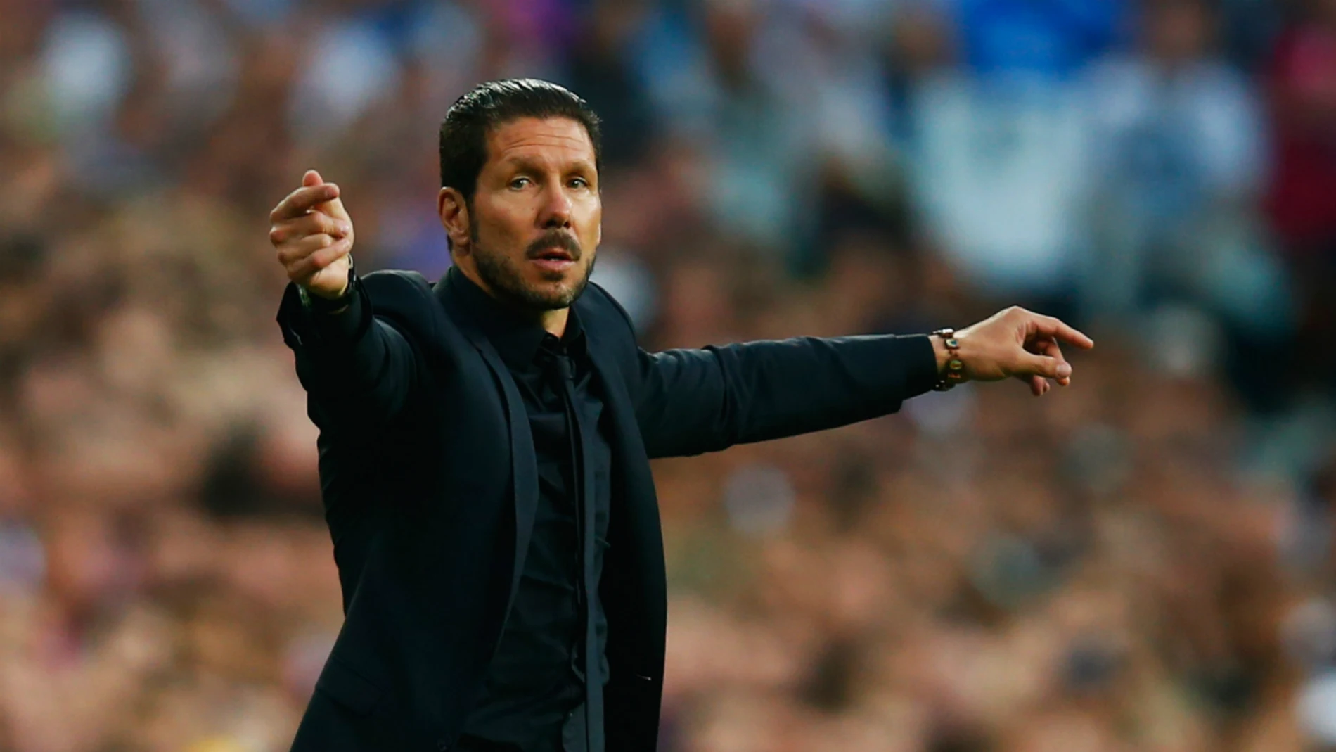 Simeone dirigiendo a su equipo durante un partido Simeone dirigiendo a su equipo durante un partido