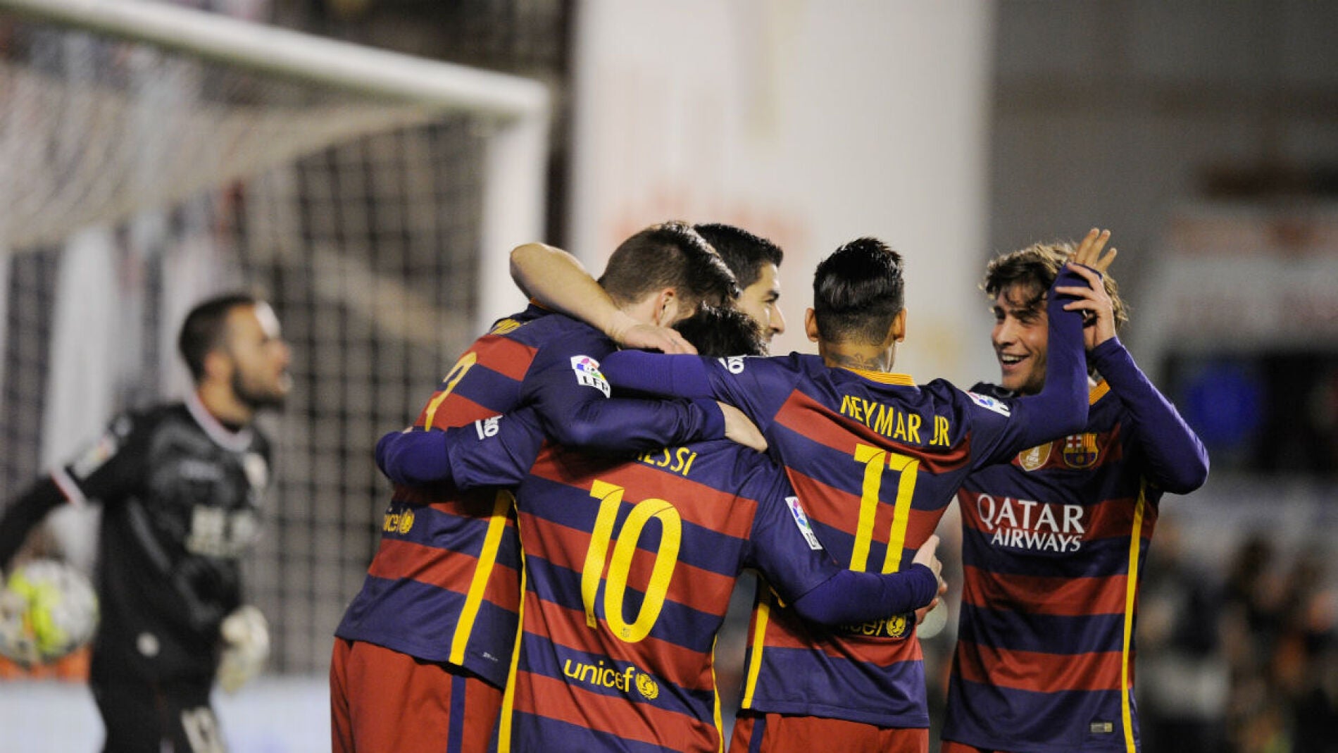 Los jugadores del Barcelona celebran un gol en Vallecas