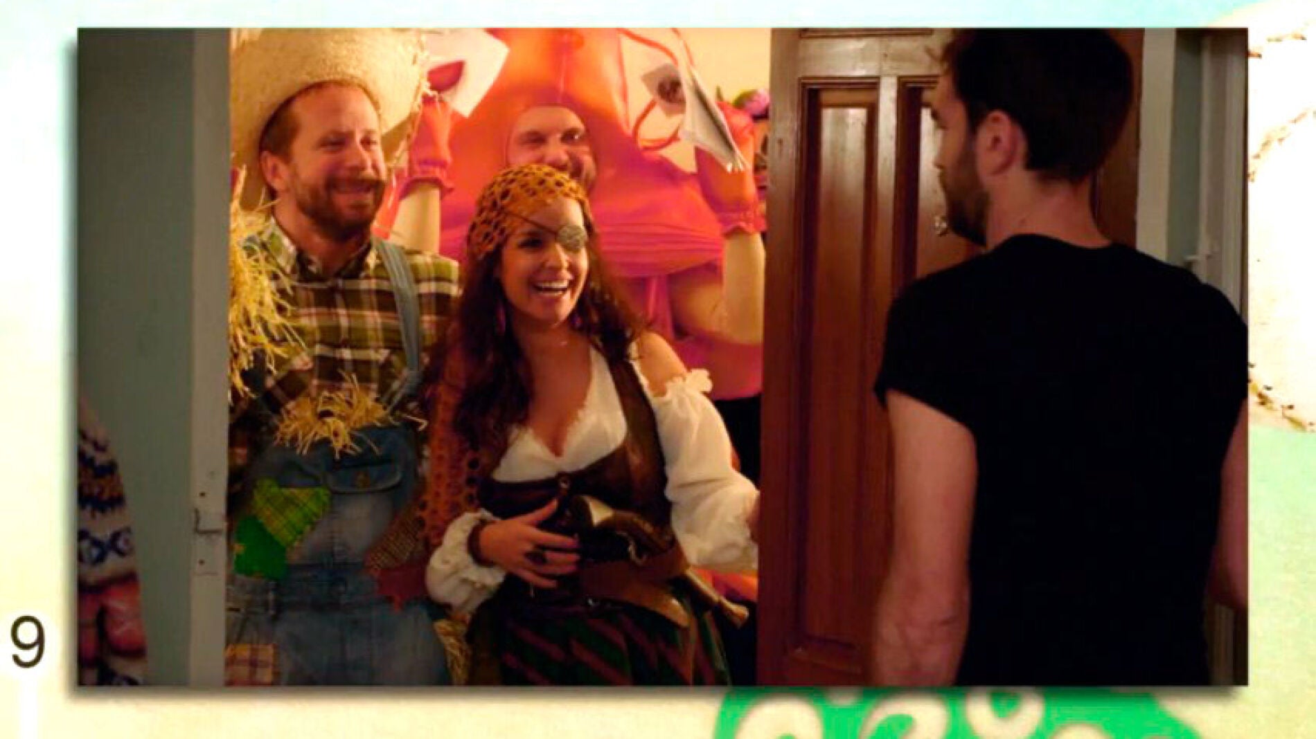 Koldo inaugura su piso de soltero en Sevilla con una fiesta de disfraces