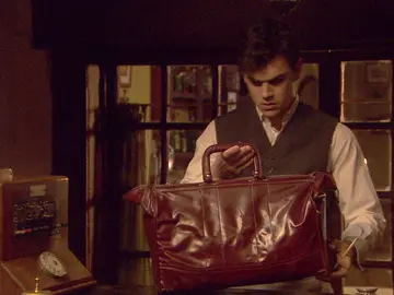 Matías descubre en la maleta de su abuelo placas para hacer falsificaciones Matías descubre en la maleta de su abuelo placas para hacer falsificaciones