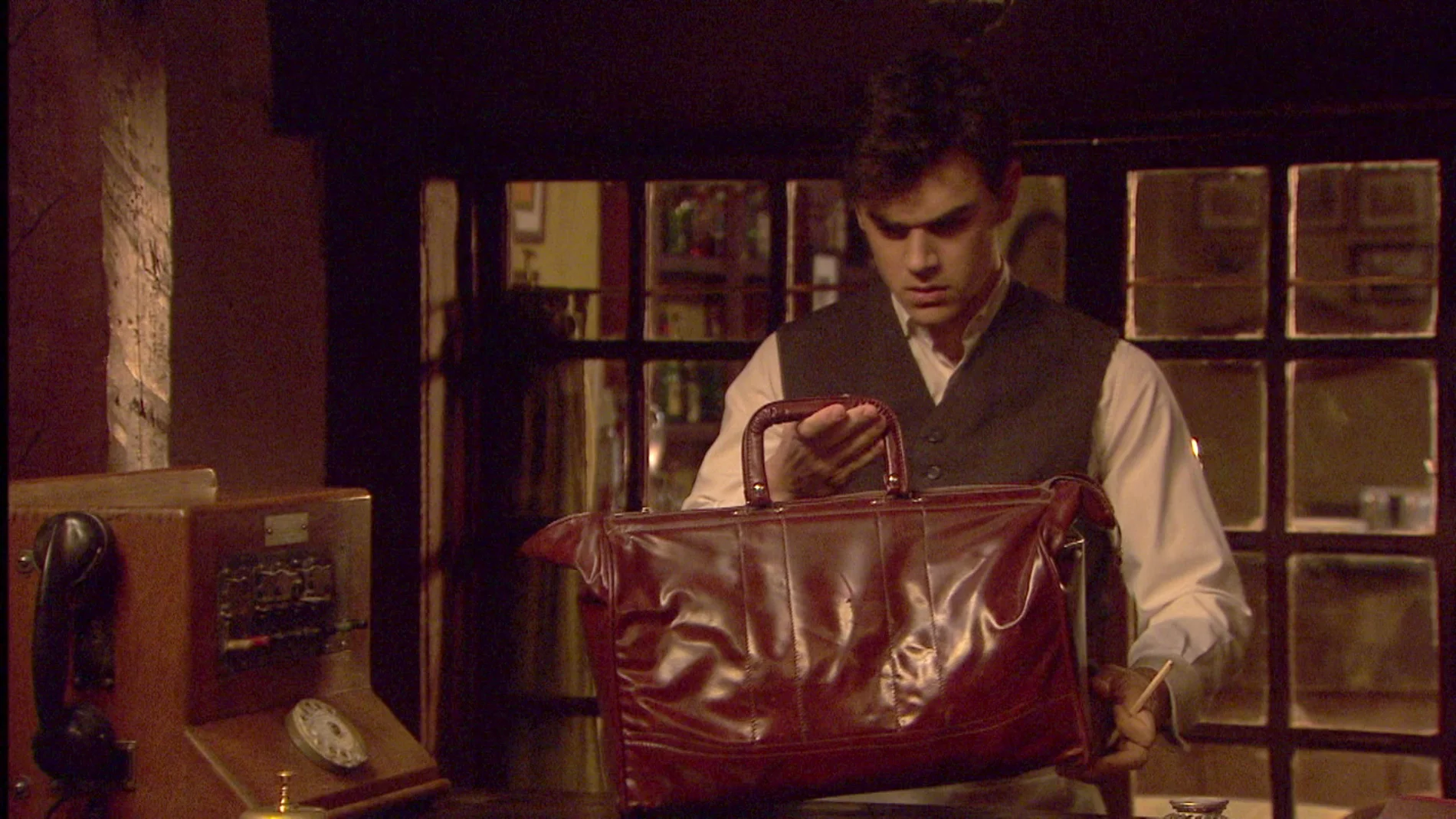Matías descubre en la maleta de su abuelo placas para hacer falsificaciones