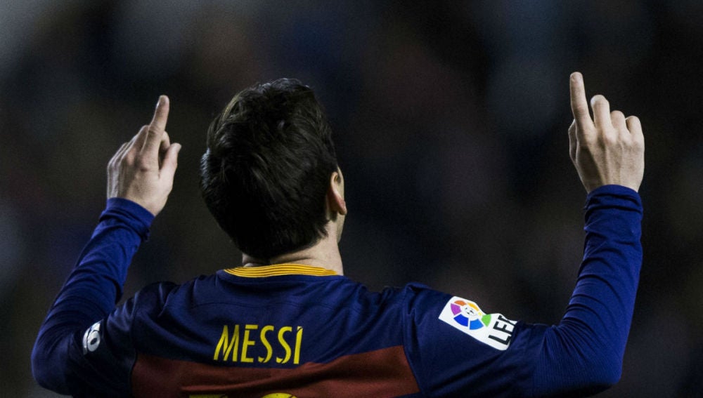 Leo Messi celebra uno de sus goles en Vallecas