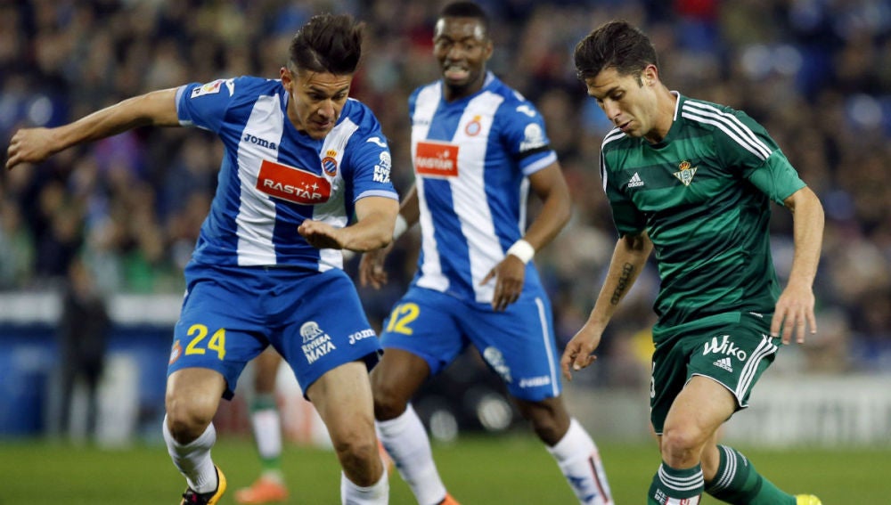 Álvaro Cejudo se lleva un baló ante el Espanyol