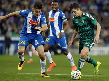 Álvaro Cejudo se lleva un baló ante el Espanyol Álvaro Cejudo se lleva un baló ante el Espanyol