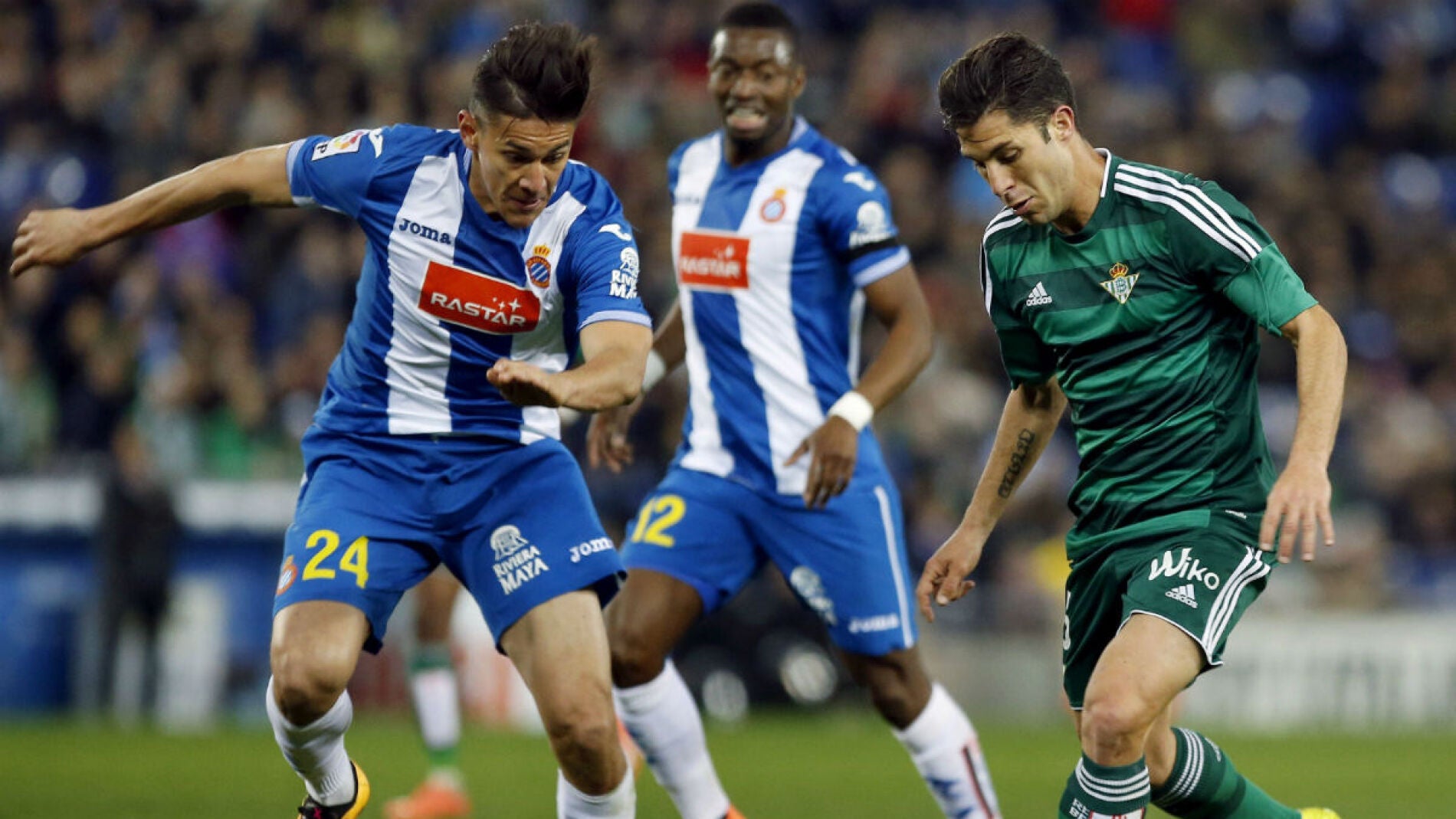 &Aacute;lvaro Cejudo se lleva un bal&oacute; ante el Espanyol