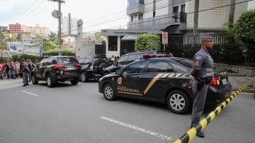Agentes de Policía y curiosos ante la residencia de Lula da Silva