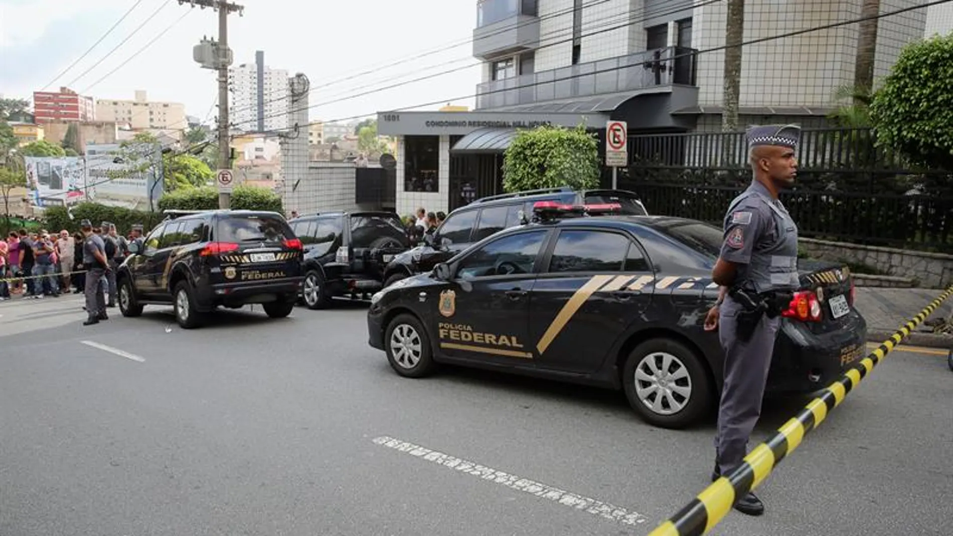 Agentes de Policía y curiosos ante la residencia de Lula da Silva Agentes de Policía y curiosos ante la residencia de Lula da Silva